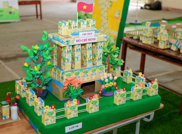 Khi vỏ hộp sữa đậu nành hóa thành ước mơ xanh trong tay trẻ nhỏ